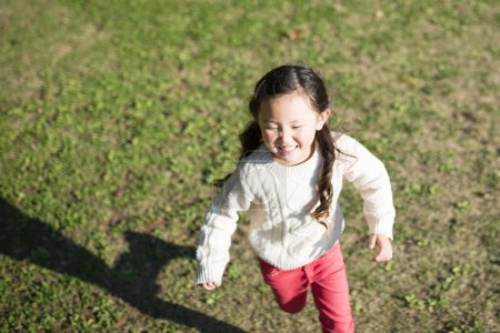 Téléchargez les photos : Belle petite fille asiatique dans le parc - en image libre de droit