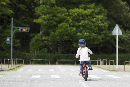 Téléchargez les photos : Bonne petite fille en vélo rouge - en image libre de droit