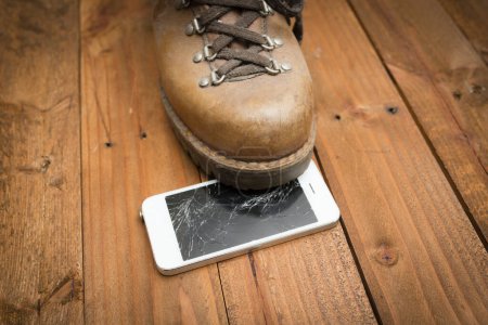 Téléchargez les photos : Étape sur le pied smartphone fissuré à l'écran - en image libre de droit