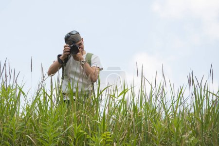Téléchargez les photos : Homme prendre des photos avec un appareil photo reflex mono-objectif - en image libre de droit