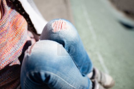Téléchargez les photos : Partie du genou de l'enfant du jean est cassé - en image libre de droit