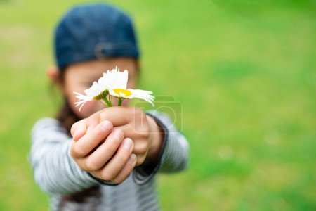 Téléchargez les photos : Fille tenant des fleurs blanches - en image libre de droit