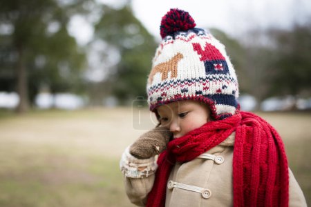 Téléchargez les photos : Petite fille pour profiter de l'hiver - en image libre de droit