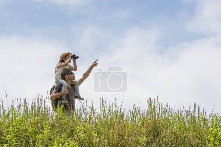 Foto de Padre e hija mirando lejos con prismáticos - Imagen libre de derechos