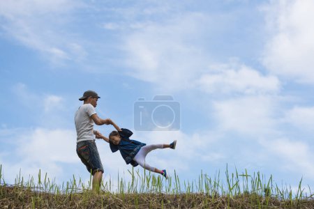 Foto de Padre e hija jugando en el prado - Imagen libre de derechos