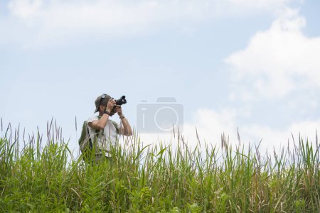 Foto de Hombre naturaleza fotógrafo en prado - Imagen libre de derechos