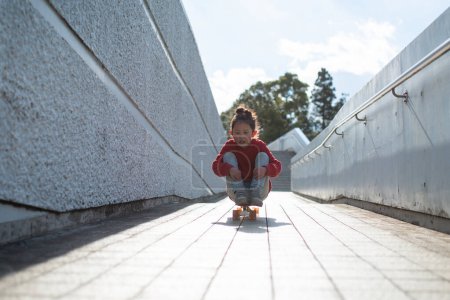 Téléchargez les photos : Fille chevauchant sur un skateboard en été - en image libre de droit