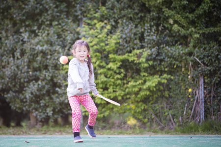 Téléchargez les photos : Petite fille pratiquant le tennis - en image libre de droit