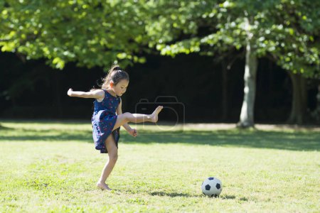 Foto de Chica jugando con pelota de fútbol - Imagen libre de derechos