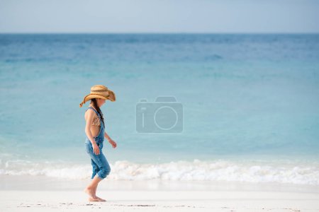 Foto de Asiática chica jugando en la playa - Imagen libre de derechos