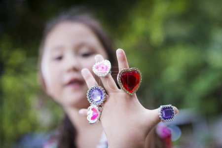 Foto de Mano de niño con un montón de anillos de juguete - Imagen libre de derechos