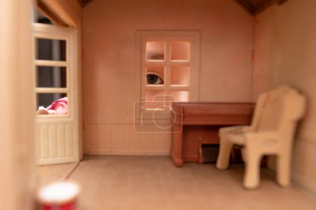 Foto de Un niño mirando a una casa de muñecas a través de una ventana - Imagen libre de derechos