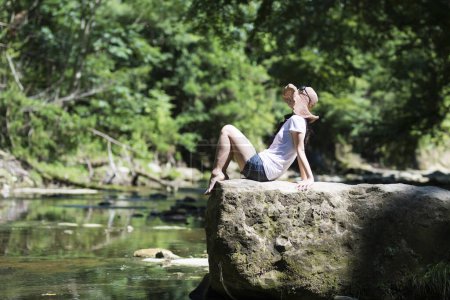 Téléchargez les photos : Belle femme relaxante dans la rivière - en image libre de droit