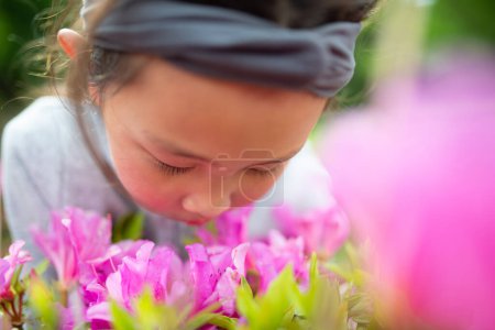 Foto de Chica jugando en el campo de flores - Imagen libre de derechos