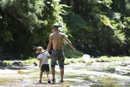 Foto de Padre e hija jugando en el río - Imagen libre de derechos