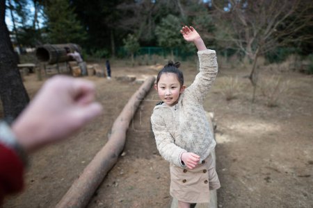 Téléchargez les photos : Belle petite fille asiatique dans parc - en image libre de droit