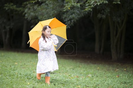 Foto de Chica caminando con un paraguas en un día lluvioso - Imagen libre de derechos