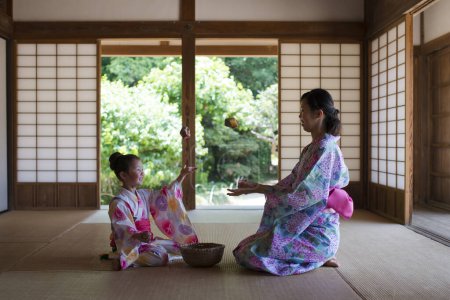 Foto de Madre e hija con un Yukata - Imagen libre de derechos