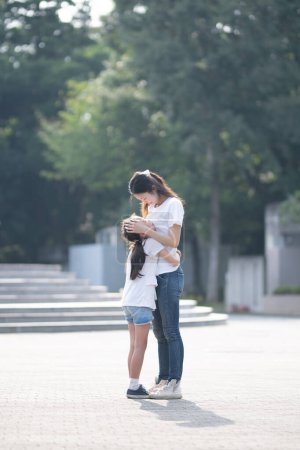 Foto de Hermosa mujer abrazando a una chica - Imagen libre de derechos