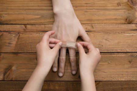 Foto de La mano del niño para tratar la herida de la madre - Imagen libre de derechos