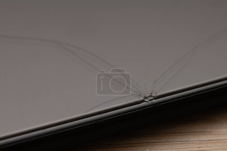 Téléchargez les photos : La vitre de protection du smartphone est cassée - en image libre de droit