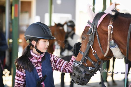 Foto de Joven asiático chica jinete con un caballo - Imagen libre de derechos