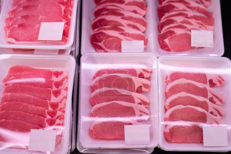 Foto de Mucha carne de cerdo en exhibición - Imagen libre de derechos