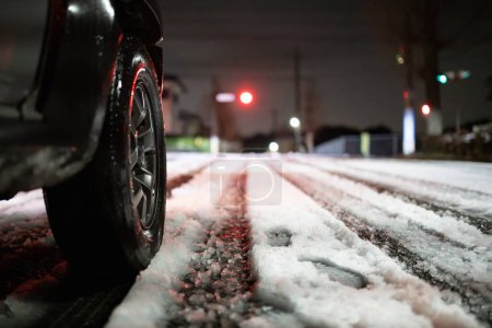 Téléchargez les photos : Voiture sur la route la nuit avec neige - en image libre de droit