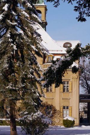 Foto de Castillo de Hrochyv Tynec en el cantle de invierno en Chequia - Imagen libre de derechos