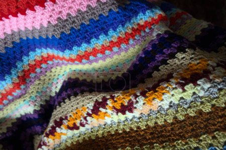 Un gros plan d'un Blnket tricoté au Crochet multicolore dans un design vintage