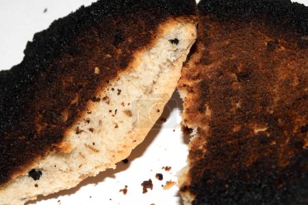 Bardzo spalony chleb Roll rozerwane lub pokrojone w pół tosty zbliżenie tekstury