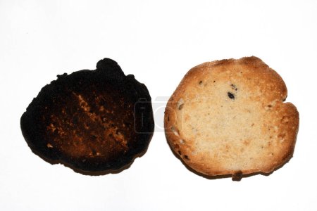 Eine sehr verbrannte Brotrolle Toast und eine leicht geröstete Nahaufnahme Textur Nahaufnahme