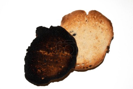 Eine sehr verbrannte Brotrolle Toast und eine leicht geröstete Nahaufnahme Textur Nahaufnahme