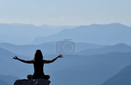 Téléchargez les photos : Silhouette de jeune femme pratiquant le yoga - en image libre de droit
