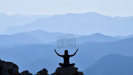 Téléchargez les photos : Silhouette de jeune femme pratiquant le yoga - en image libre de droit