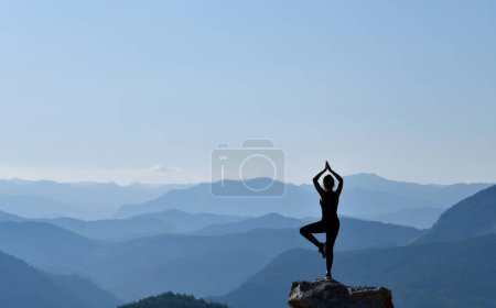 Téléchargez les photos : Jeune femme faisant du yoga dans la nature - en image libre de droit