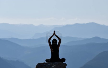 Téléchargez les photos : Jeune femme faisant du yoga dans la nature - en image libre de droit