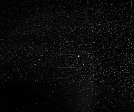 Foto de Congelación de copos de nieve que caen o polvo de estrellas en el aire sobre fondo negro para el modo de mezcla de superposición. Detener el movimiento del polvo blanco sobre un fondo oscuro, enfoque selectivo - Imagen libre de derechos