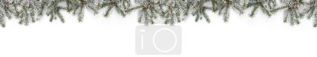 Foto de Guirnalda de Navidad feliz nieve hecha de ramas de abeto sobre fondo blanco. Feliz Año Nuevo y Navidad, vista superior, bandera ancha - Imagen libre de derechos