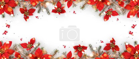 Foto de Feliz Navidad marco hecho de ramas de abeto y flores rojas de vacaciones, desenfoque, luz sobre fondo blanco. Feliz Año Nuevo y Navidad, vista superior, bandera ancha - Imagen libre de derechos