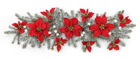 Foto de Corona de Feliz Navidad hecha de ramas de abeto nevado y flores rojas festivas sobre fondo blanco. Feliz Año Nuevo y Navidad, vista superior - Imagen libre de derechos