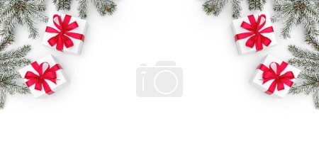 Foto de Feliz marco de Navidad hecho de ramas de abeto nevado y cajas de regalo de vacaciones sobre fondo blanco. Feliz Año Nuevo y Navidad, vista superior - Imagen libre de derechos