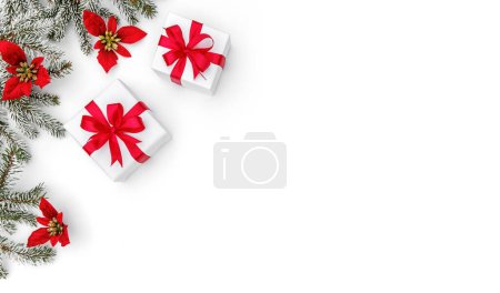 Téléchargez les photos : Joyeux Noël carte faite de branches de sapin neigeux et fleurs de Noël rouges sur fond blanc. Noël et Nouvel An. Couché plat, vue du dessus - en image libre de droit