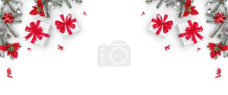 Foto de Feliz Navidad marco hecho de ramas de abeto nevado, cajas de regalo, flores rojas de vacaciones, destellos y confeti sobre fondo blanco con bokeh. Feliz Año Nuevo y Navidad, vista superior, bandera ancha - Imagen libre de derechos