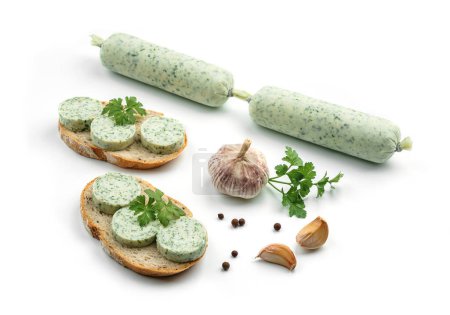 Foto de Palo de salchicha vegana y sándwiches con paté, verduras y especias aisladas sobre fondo blanco. Salchicha de carne, vista superior - Imagen libre de derechos