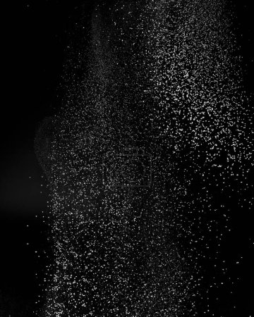 Foto de Congelación de copos de nieve que caen o polvo de estrellas en el aire sobre fondo negro para el modo de mezcla de superposición. Detener el movimiento del polvo blanco sobre un fondo oscuro, enfoque selectivo - Imagen libre de derechos