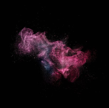 Foto de Rosa violeta nube de color stardust brillo en el aire sobre fondo negro para el modo de mezcla superposición. Detener el movimiento de partículas de colores de la galaxia, enfoque selectivo - Imagen libre de derechos
