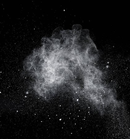 Foto de Congelación de partículas que caen o polvo de estrellas en el aire sobre fondo negro para el modo de mezcla de superposición. Detener el movimiento del polvo blanco sobre un fondo oscuro, enfoque selectivo - Imagen libre de derechos