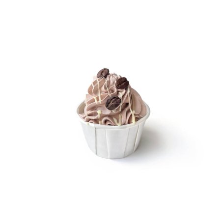 Foto de Magdalena magdalena con crema de chocolate y granos de café en taza de papel aislado sobre fondo blanco. Dulces, dulces y postres - Imagen libre de derechos