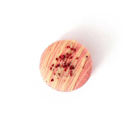 Foto de Galleta macarrón de fresa rosa aislada sobre fondo blanco. Dulce bar, dulces y postres, vista superior - Imagen libre de derechos